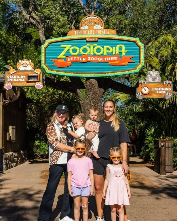 🌟 Kylie Kelce Reveals Her Hilarious (and Genius) Mom Hacks for Surviving Disney World with Four Little Kids — From Stroller Secrets to the Best Bathrooms! 🎢💖