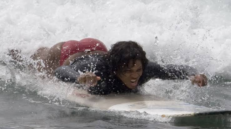 Serena Williams slips while surfing and fans can’t stop rewatching the video of those big melons swinging to hit the water as her rear wildly jiggles the moment she hit the water, this clip is a tsunami of hot bouncing jelly