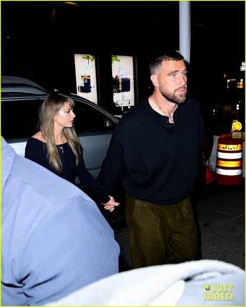 Breaking News: Did Taylor Swift and Travis Kelce Just Have a Steamy Moment in the Car? The Couple Was Spotted at The Polo Bar in New York City for a Dinner Date – Taylor’s Hair Looked Wet as She Stepped Out of the Car’s AC as Eagle-Eye Fan Spot Traces of a very Steamy Encounter, While Travis Held Her Hand Tight, Shielding Her from Wild Fans and Paparazzi… But Wait Until You See Who Picked Up the Very Expensive Check