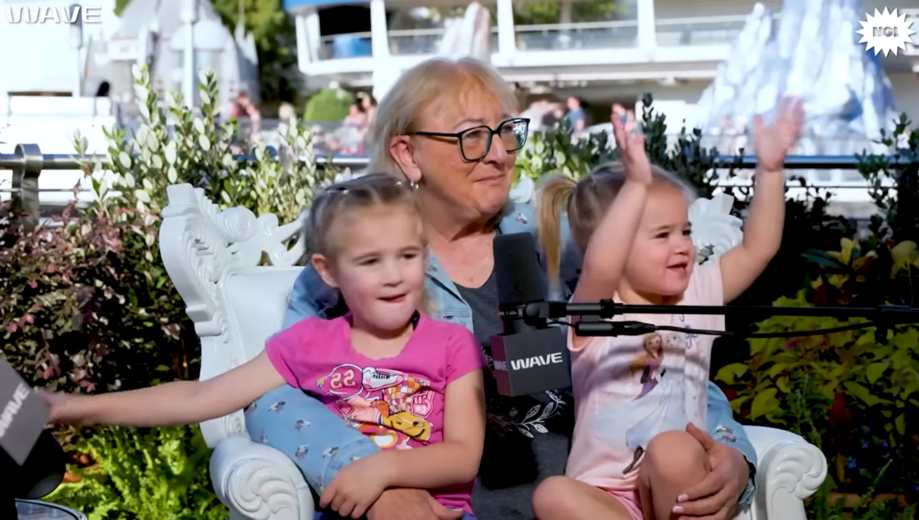 Between Jason’s heart-melting dad moments, Donna’s proud grandma glow, and Kylie’s pure joy at watching her daughters’ wonder, this Disney trip wasn’t just a family getaway — it was a reminder that even NFL heroes turn to mush when their little girls meet Minnie Mouse. 💕 “For once,” one fan commented, “Jason wasn’t the biggest star in the room — Minnie was.” 🌟