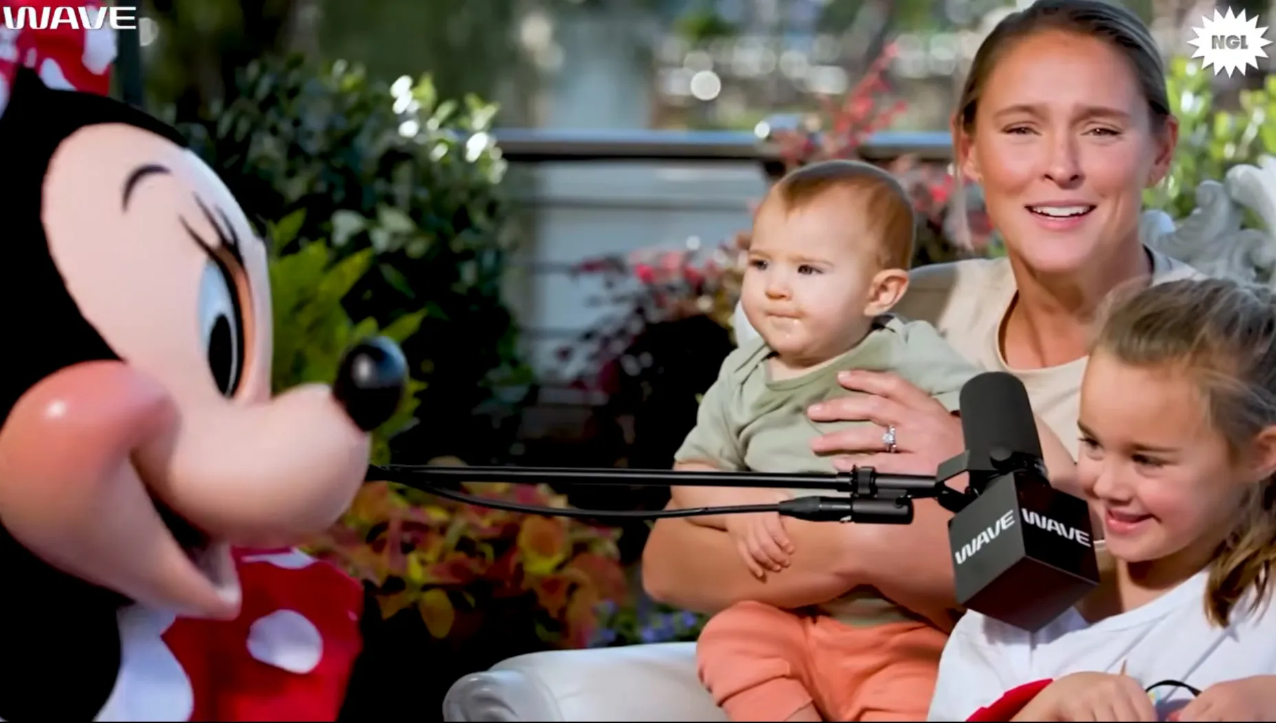 Between Jason’s heart-melting dad moments, Donna’s proud grandma glow, and Kylie’s pure joy at watching her daughters’ wonder, this Disney trip wasn’t just a family getaway — it was a reminder that even NFL heroes turn to mush when their little girls meet Minnie Mouse. 💕 “For once,” one fan commented, “Jason wasn’t the biggest star in the room — Minnie was.” 🌟