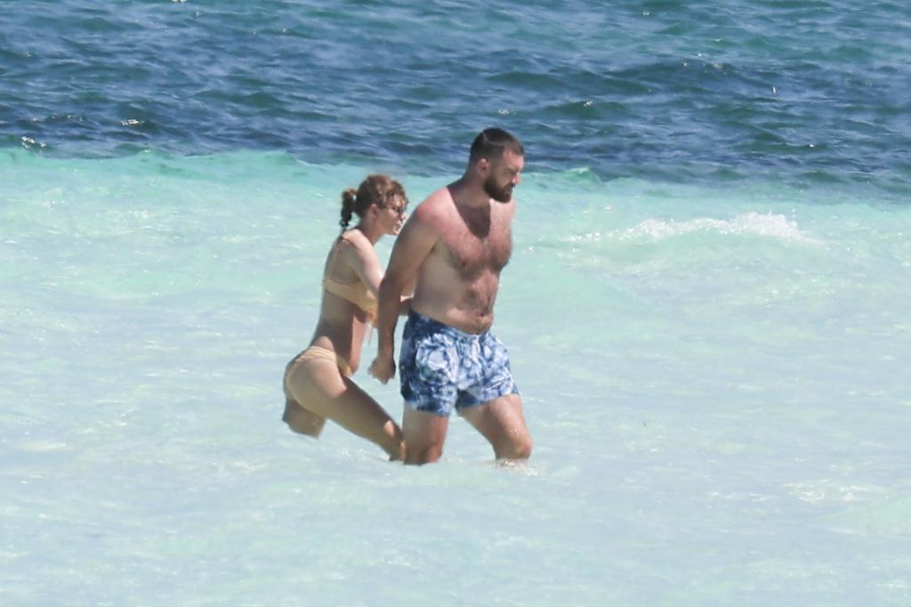 Travis Kelce and Taylor Swift Spotted on a Secret PDA-Packed Halloween Beach Vacation with Jason and Kylie Kelce — The Luxurious Double Date Reportedly Cost Travis a Staggering Amount, and Fans Are Blasting Him, Asking Why His Billionaire Fiancée Didn’t Pay! Exclusive Details and Photos!