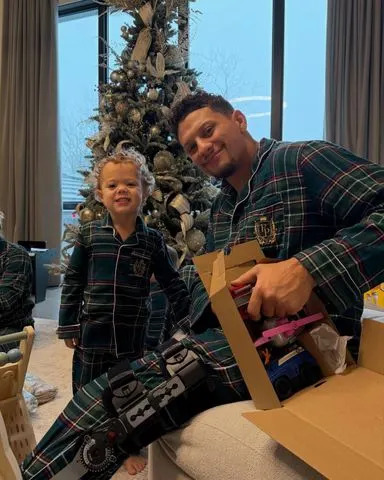 Incredible: Patrick and Brittany Mahomes Celebrate First Christmas as a Family of 5 as the NFL Player Recovers from Injury...
