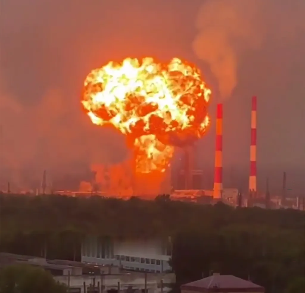 KABOOM Russia doesn’t appear to have any meaningful air defence in the face of Ukraine dismantling their bomb factories. Smoke is visible at the Akron chemical plant in Veliky Novgorod...