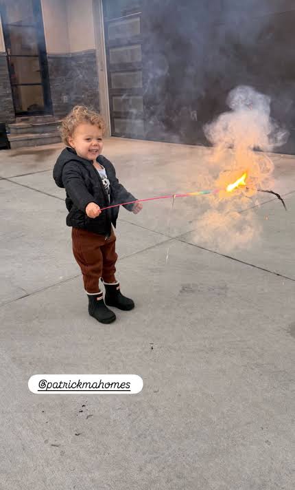 INCREDIBLE: Patrick Mahomes seen posing for New Year family pic in Terminator β like knee brace. Click the link below for more details ππΎππΎππΎ