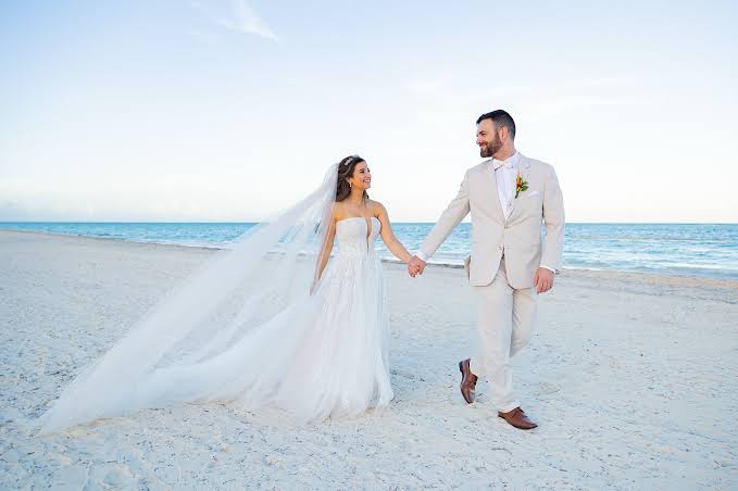 Travis Kelce weds Taylor swift at beach side while his brother Jason Kelce and his wife Kylie Kelce and Patrick Maohomes and Brittany Maohomes stand by...