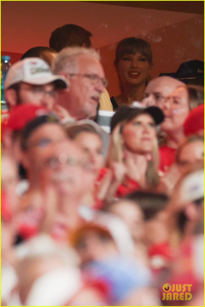 Taylor Swift Avoids the Cameras when Attends Chiefs-Raiders Game to Support Fiancé Travis Kelce...