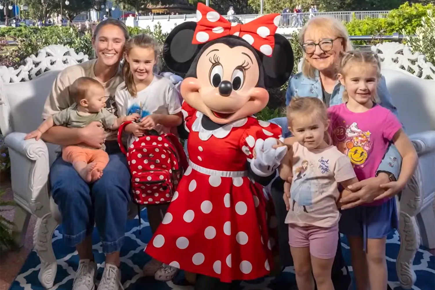 Between Jason’s heart-melting dad moments, Donna’s proud grandma glow, and Kylie’s pure joy at watching her daughters’ wonder, this Disney trip wasn’t just a family getaway — it was a reminder that even NFL heroes turn to mush when their little girls meet Minnie Mouse. 💕 “For once,” one fan commented, “Jason wasn’t the biggest star in the room — Minnie was.” 🌟