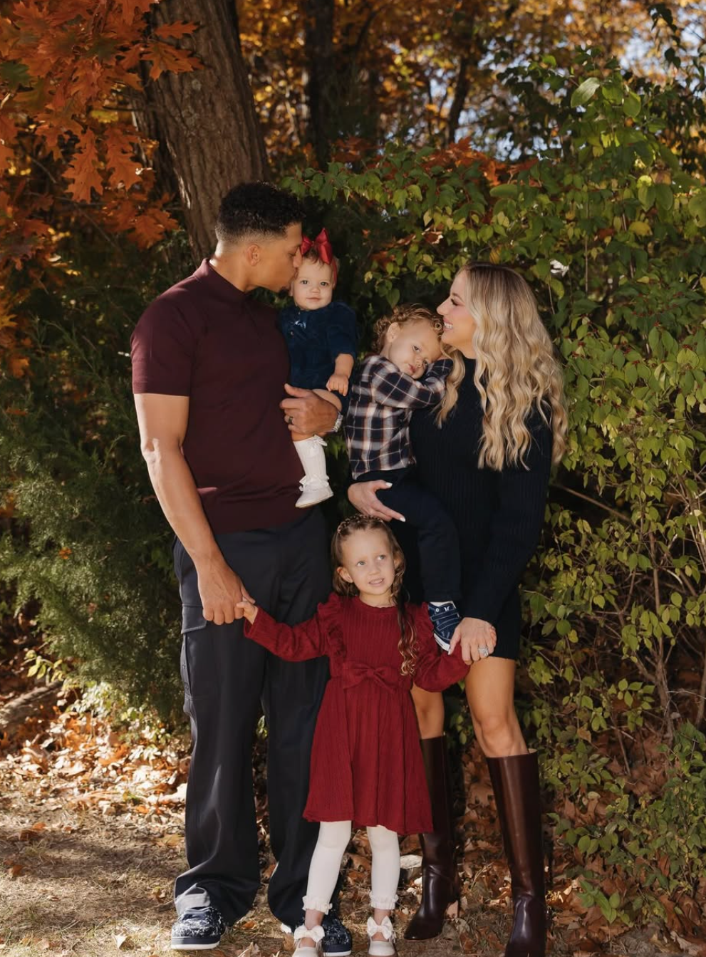 🔥🦃 The Mahomes Thanksgiving Takeover You Have to See! 🦃🔥 Baby Golden just stole the entire holiday — one bite of mashed potatoes and the whole Mahomes house EXPLODED with laughter. His adorable “Mmm!” has Chiefs Kingdom melting… while Bronze delivered the funniest toddler moment ever by throwing a green bean on the floor and declaring: “ONLY NOODLES!” 🤣 This is the most chaotic, heart-melting Mahomes Thanksgiving yet — and fans can’t get enough. 💛✨ Details in comment 👇👇👇