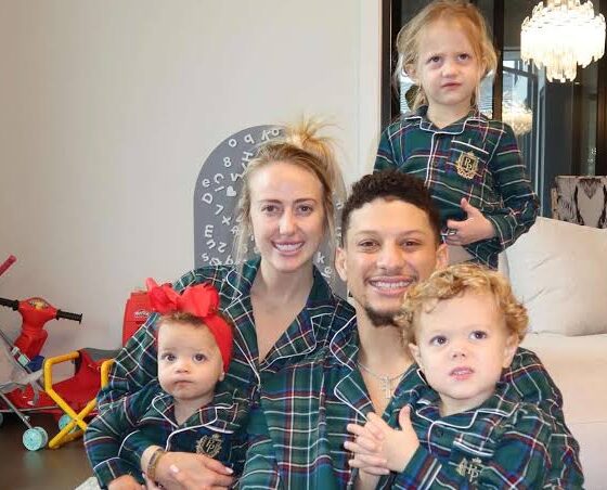 Incredible: Patrick and Brittany Mahomes Celebrate First Christmas as a Family of 5 as the NFL Player Recovers from Injury...