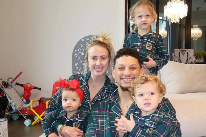 Incredible: Patrick and Brittany Mahomes Celebrate First Christmas as a Family of 5 as the NFL Player Recovers from Injury...