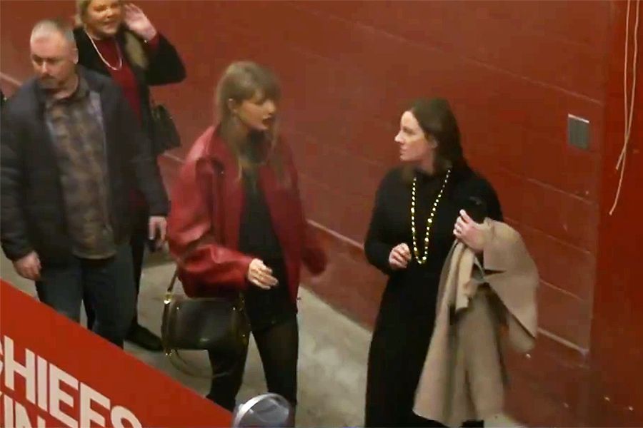 Taylor Swift Gifted Woman $800 for Working at Chiefs Game on Christmas Day: 'My Whole Paycheck for Two Weeks'...