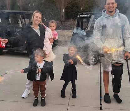 INCREDIBLE: Patrick Mahomes seen posing for New Year family pic in Terminator – like knee brace. Click the link below for more details 👇🏾👇🏾👇🏾