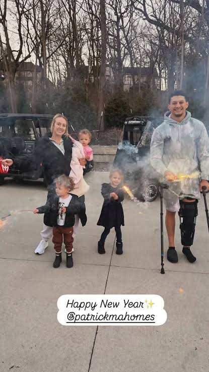 INCREDIBLE: Patrick Mahomes seen posing for New Year family pic in Terminator – like knee brace. Click the link below for more details 👇🏾👇🏾👇🏾