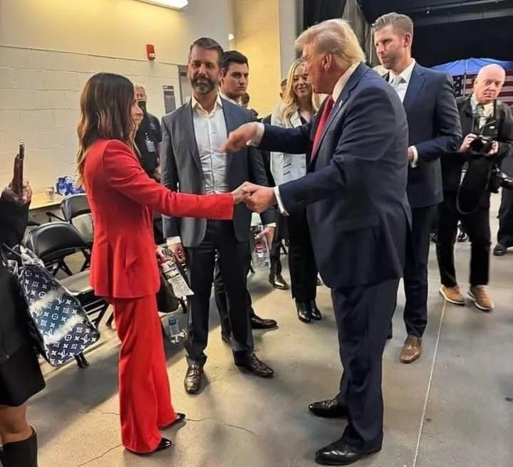 BREAKING✅: House Democrats are reportedly just five votes away from impeaching Trump — the clock is ticking, tensions are peaking, and one switch could blow Washington wide open. ✋ Raise your hand if you agree Trump should be impeached and held accountable 🇺🇸